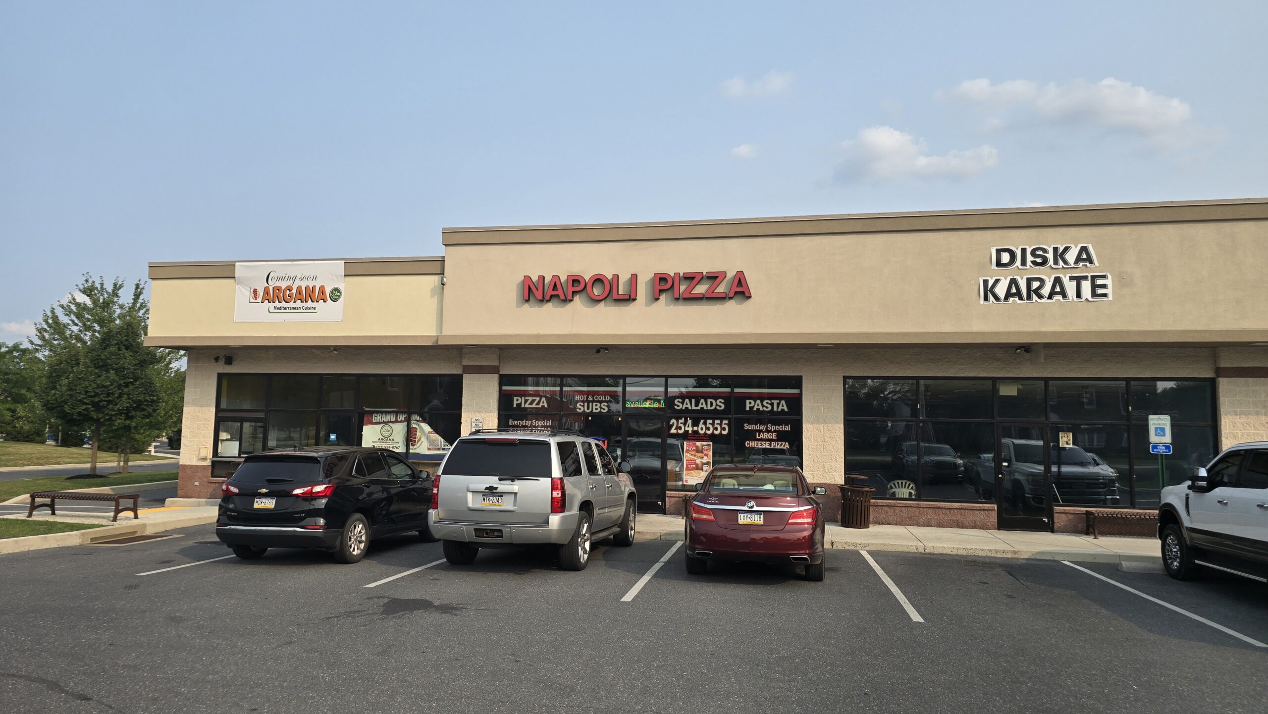Straight on front view of Napoli Pizza in Carlisle, PA taken from the parking lot - Carlisle, PA Pizza Reviews - Awesome Carlisle!